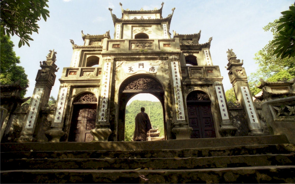 Cổng chùa uy nghiêm, trang trọng